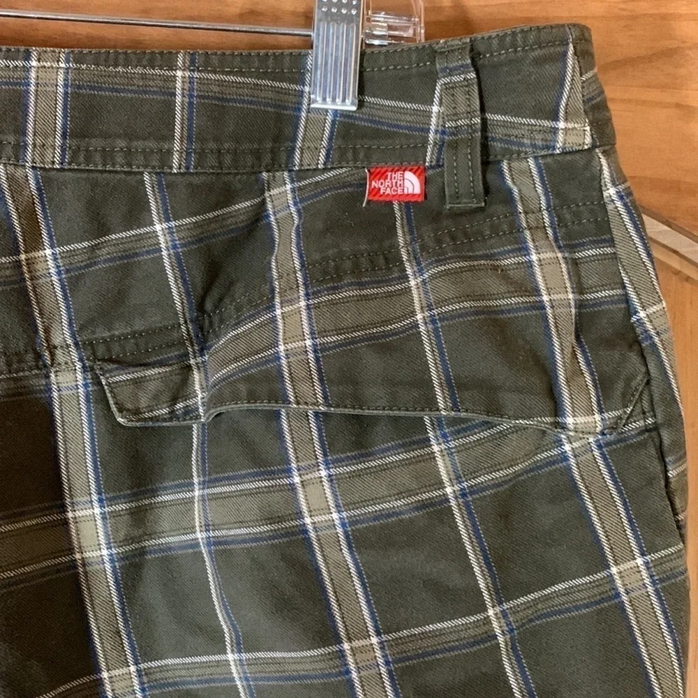 North Face green plaid flat front casual shorts Size 36